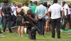 policial_chora_morte_de_companheiro_no_rio_de_janeiro